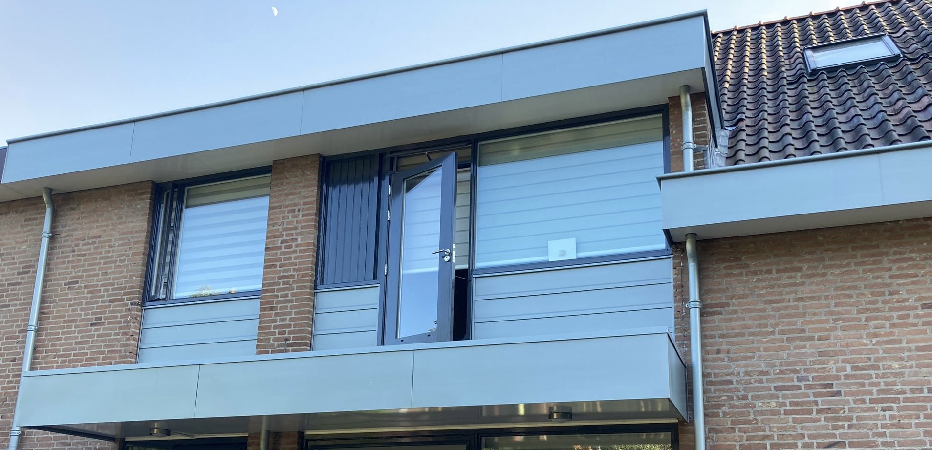 Duurzame gevelbekleding zinken haakbanen